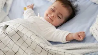 Названа самая полезная поза для сна