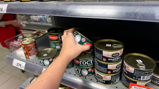 Дочь, технолог-пищевик, объяснила разницу консервов из "Светофора" от магазинных аналогов: Купил и проверил - от цены до качества