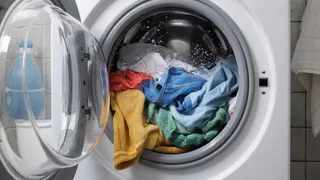 Стакан при стирке - залог белоснежных вещей: заливаем в стиралку вместе с порошком