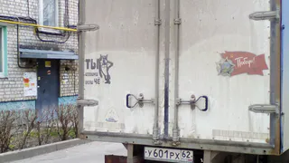 Народное фото: рабочий грузовик рязанец паркует во дворе своего дома, мешая соседям