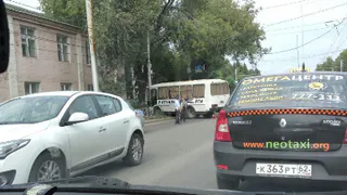 На Куйбышевском шоссе автобус "Ритуальные услуги" вылетел на тротуар