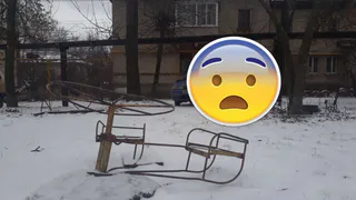 Круговорот безнадежности: в рязанском дворе стоит карусель из фильма ужасов