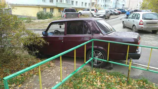 "Герой парковки" - очередной автохам перегородил пешеходную дорогу