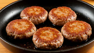 Чтобы котлеты таяли во рту как облачко, бабуля научила добавлять в фарш особый ингредиент: теперь готовлю только так