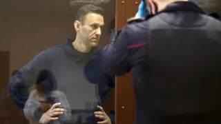 Навального привезли в суд