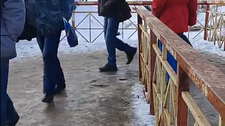 В Рязани дорога на железнодорожном переезде превратилась в каток. Рязанцы рискуют угодить под поезд