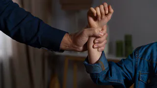 Ограбившего 11-летнюю девочку мужчину суд приговорил к условному сроку