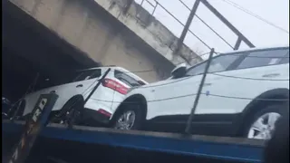 На Михайловском шоссе фура с машинами застряла под рязанским "мостом глупости"