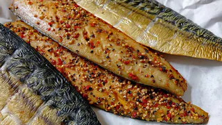 Скумбрия получается вкуснее покупной красной рыбы