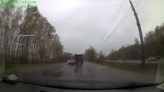 В Рязани из-за ямы грузовик врезался в автобус (видео)