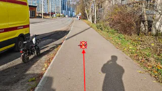 В Коми мужчина на электровелосипеде упал на тротуаре и получил травмы