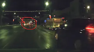 Слабоумие и отвага - пешеход на Первомайском проспекте бросился под колеса