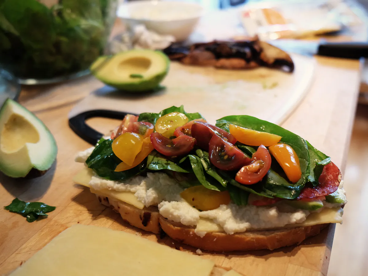 Идеальная закуска на Новый год-2026: рецепт с сельдью и пикантными нотками — Огненная Лошадь наградит за угощение