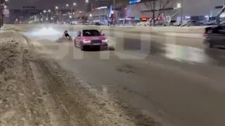 Дед Мороз верхом на елке прокатился по центру Челябинска, его сняли на видео