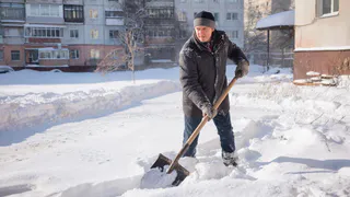 Как почистить снег без лопаты: знаю сразу 2 простых способа – быстро, без заморочек и спина не болит