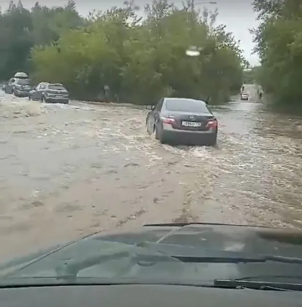 В Магнитогорске дороги вновь под водой, движение ограничено