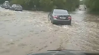 В Магнитогорске дороги вновь под водой, движение ограничено