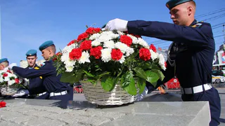 Почтили память: на Площади победы состоялась церемония возложения цветов в честь 75-летия Второй мировой войны