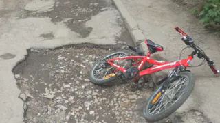 Народная жалоба: во дворе дома на улице Костычева огромные ямы