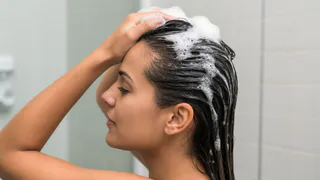 Как добиться густых и сияющих волос без дорогостоящих салонных процедур: бюджетное решение за 50 рублей