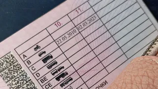 Водителей с многолетним стажем заставят пересдавать права в марте: названы условия