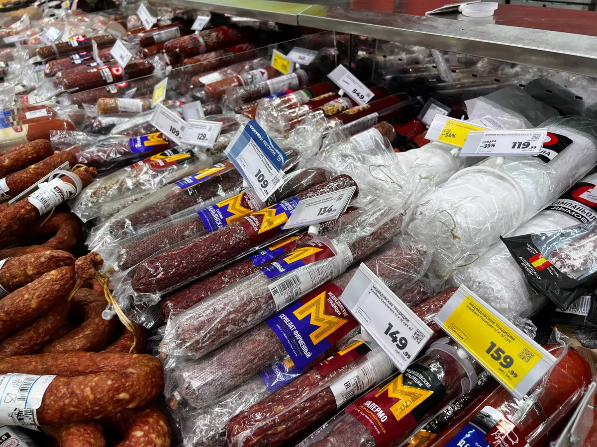 Можно брать – там только мясо: специалисты назвали лучшие марки колбасы