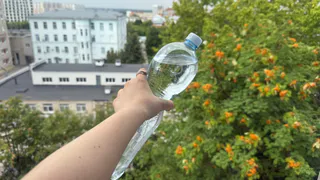 Беру пластиковую бутылку – и сажа вылетит в дымоход со скоростью звука: почистить печь без соли и крахмала теперь легче легкого