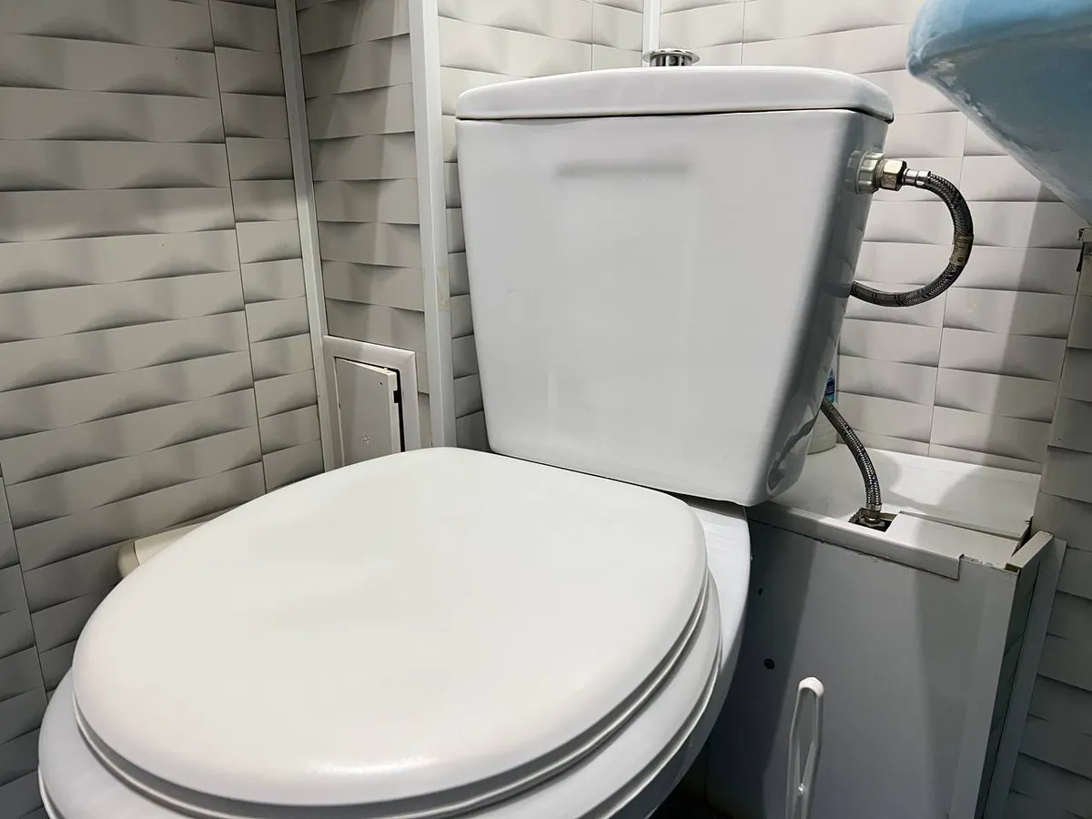 Унитаз сияет так, что аж глаза слепит: убираю желтые полосы за минуту - ложка этого порошка с кухни заменит покупную хим