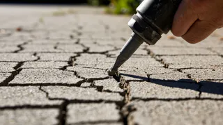 Заделал трещины в отмостке раз и навсегда: просто добавьте это в цемент и получите мощный герметик