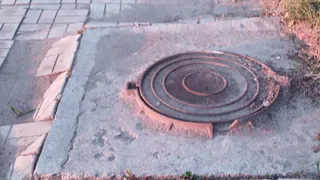 «Вонь стоит и на улице, и в квартирах»: жители дома в Рязани пожаловались на неделю текущую канализацию