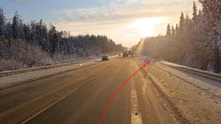 В Коми иномарка опрокинулась после наезда на снежный вал на объездной трассе