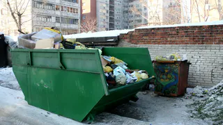 Полиция задержала женщину, выбросившую ребенка в мусорку