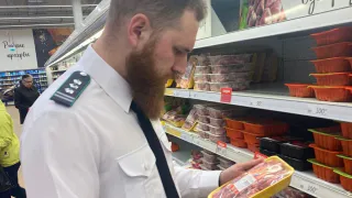 В Рязани нашли просроченную колбасу и сомнительное мясо на 5-й базе