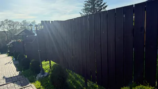 Поставил забор без бетона — столбы стоят намертво: способ оказался проще, чем думал