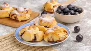 Быстрые творожно-яблочные булочки – нежные, сочные, нужно всего 10 минут, еще 20 минут в духовке
