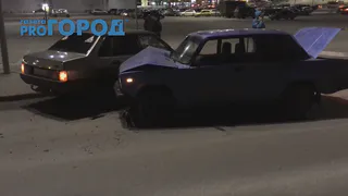 Глупое ДТП на выезде с паковки ТЦ Глобус в Рязани - видео с места происшествия