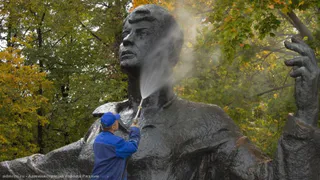 Освежили к юбилею: в Рязани отмыли памятник Есенину