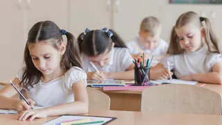 Роспотребнадзор поделился, как помочь ребёнку освоиться в новом коллективе