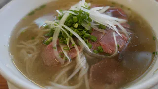 Ошибка, которую совершают все: нужно ли сливать «первую воду» при варке мяса? Шеф повар раскрыл секрет 