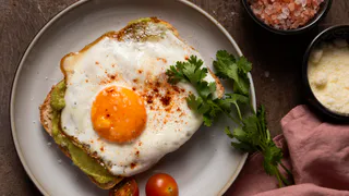 Не сало и не масло: вот на чём нужно жарить яичницу — запомните раз и навсегда