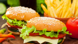 Нижнекамцы соревновались, кто быстрее бегает и ест бургеры