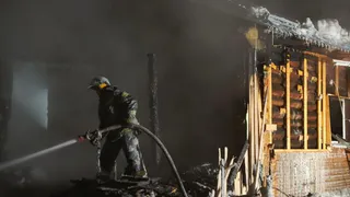 При тушении пожара в одном из сел Коми привлекли двадцать местных жителей