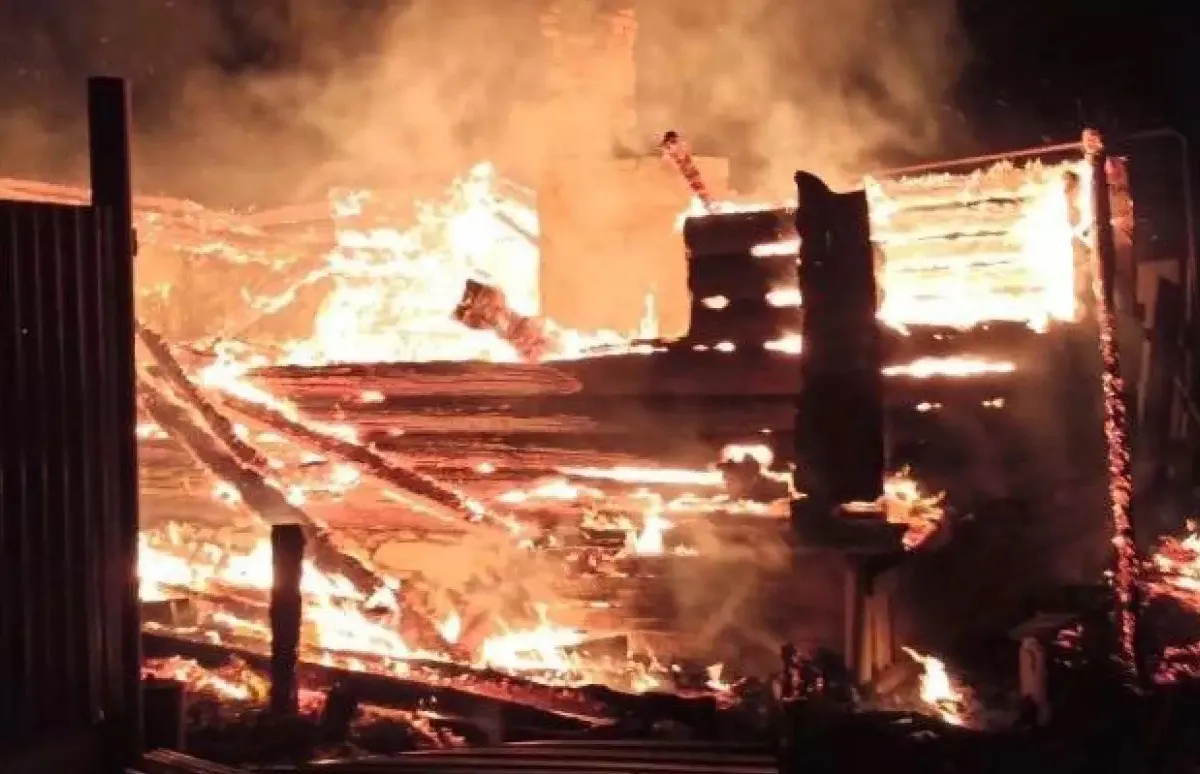 В Сосновоборском районе сгорел деревянный дом