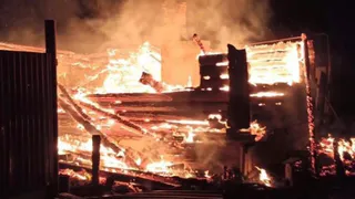 В Сосновоборском районе сгорел деревянный дом