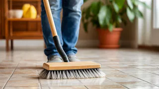 Старая плитка — враг чистоты: вот что делаю, чтобы полы снова заблестели