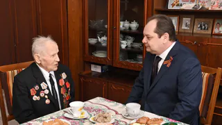 Ростислав Гольдштейн проверил ремонт в подъездах домов, где живут ветераны Великой Отечественной войны