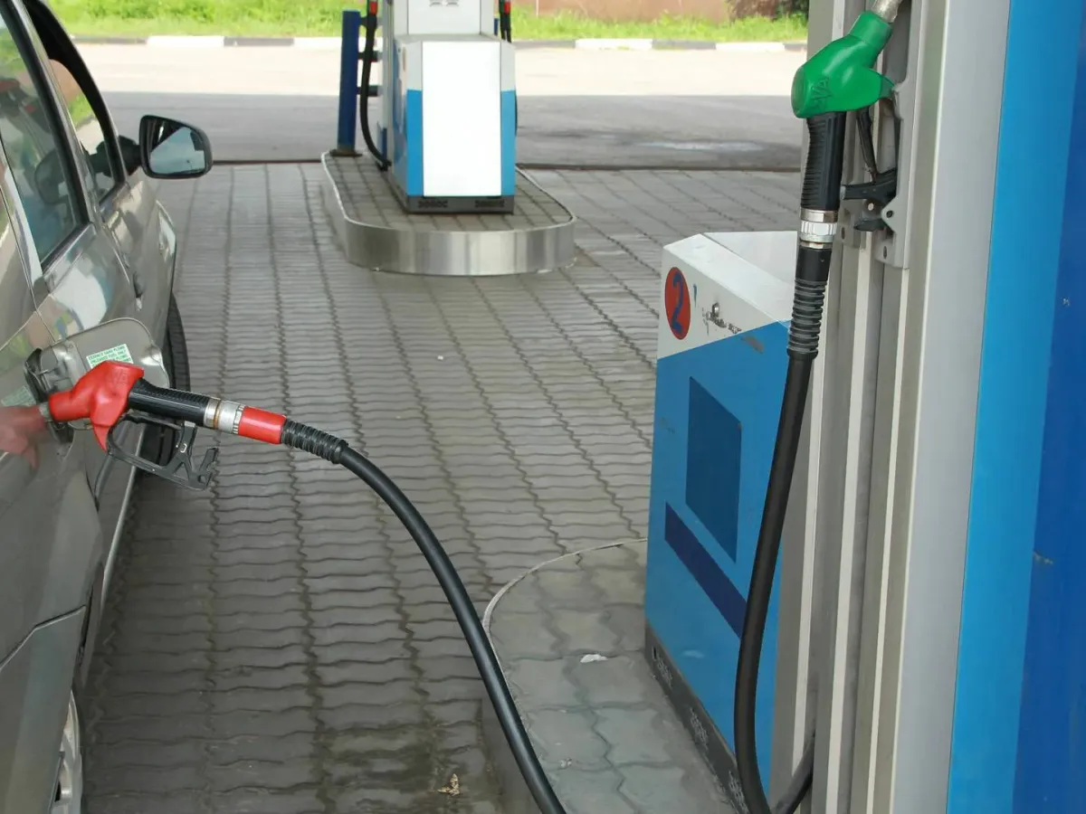 Уже с сегодняшнего дня начнут сливать бензин на АЗС – водителей предупредили