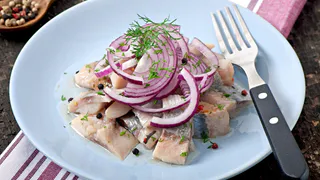 Закуска из селедки, которая всегда уходит первой: рецепт простой, вкус невероятный, гости просят добавку