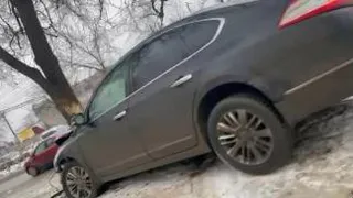 В Рязани на улице Халтурина автомобиль Nissan врезался в дерево
