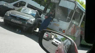 На Гагарина "Лада Приора" столкнулась с автобусом
